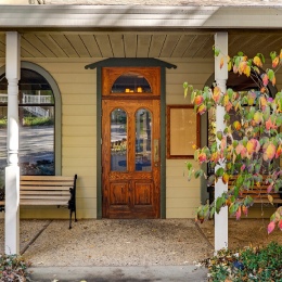 Entrance of Northern Queen Inn