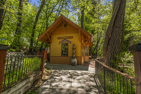 Northern Queen Inn - Exterior